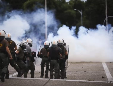 Κουκουλοφόροι επιτέθηκαν στα ΜΑΤ με πέτρες και μολότοφ